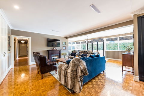 Hedge House- Luxury Space Style Location - Accommodation Brisbane 5