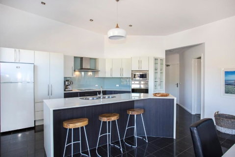 Beachfront Apartment 10 - Accommodation Brisbane 1