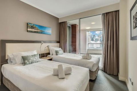DREAM HARBOUR VIEW 2 BRM / GYM POOL & PARKING - Accommodation Brisbane 3