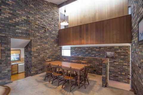 Stunning Clifftop Location 213 Mitchell Pde - Accommodation Brisbane 2