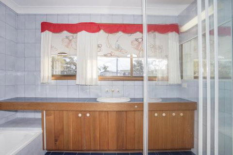 Stunning Clifftop Location 213 Mitchell Pde - Accommodation Brisbane 5