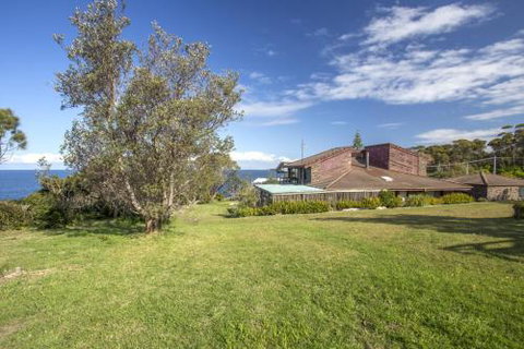 Stunning Clifftop Location 213 Mitchell Pde - Accommodation Brisbane 3