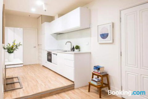 Flinders Lane Melbourne Apartment By Ready Set Host - Accommodation Brisbane 2