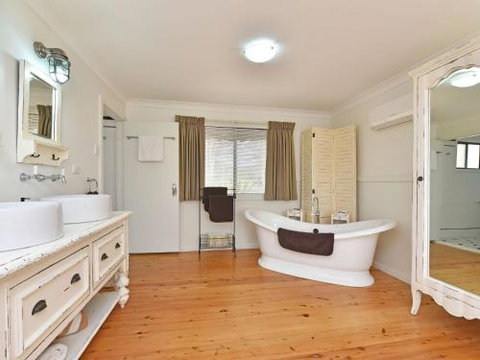Olive Grove Villa 3 Suite With Large Bath - Accommodation Brisbane 6