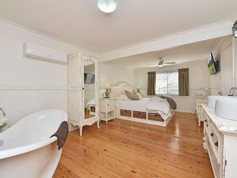 Olive Grove Villa 3 Suite With Large Bath - Accommodation Brisbane 2