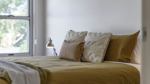 Trentham Central Villas 6 BR / Ensuite / Sleeps 12 - Accommodation Brisbane 1