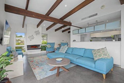 Beachfront Location 28 Mitchell Pde - Accommodation Brisbane 4