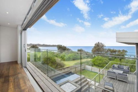 Beachfront Location 28 Mitchell Pde - Accommodation Brisbane 6