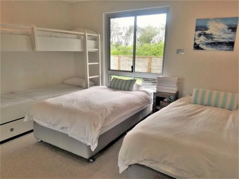 Beachfront Location 28 Mitchell Pde - Accommodation Brisbane 2