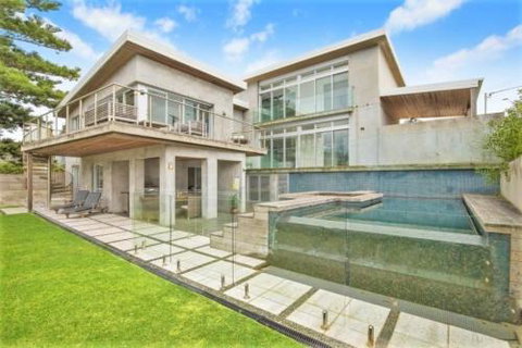 Beachfront Location 28 Mitchell Pde - Accommodation Brisbane 0