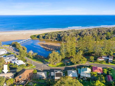 BOMBORA Gerroa 4pm Check Out Sundays - Accommodation Brisbane 1