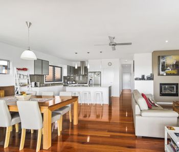 SUNNY DAZE BONNY HILLS - Accommodation Brisbane 4