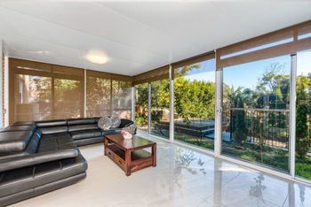 Spacious 4 Bedroom House The Hill - Accommodation Brisbane 0