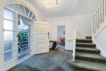 Spacious 4 Bedroom House The Hill - Accommodation Brisbane 2
