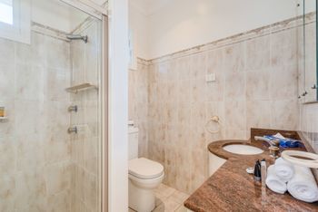 Spacious 4 Bedroom House The Hill - Accommodation Brisbane 1