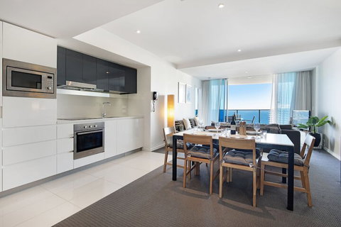 H Residences 2 Bedroom Ocean View In Surfers Paradise - Accommodation Brisbane 3