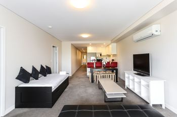 Spacious Apartment At Waitara - Accommodation Brisbane 2