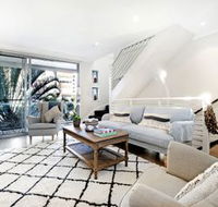 Broabdeach Sleek  Stylish Living - Accommodation Brisbane