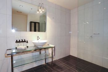 2 Beds 2 Baths FREE Car Park. Behind State Library - Accommodation Brisbane 5
