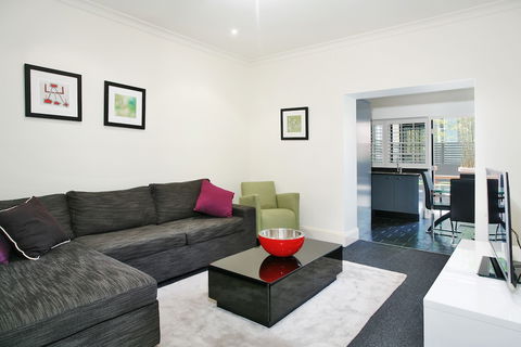 The Courtyard Of St Neot - Accommodation Brisbane 4
