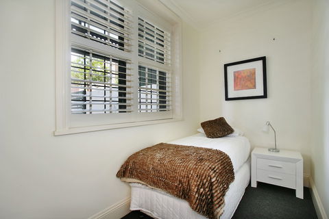 The Courtyard Of St Neot - Accommodation Brisbane 1