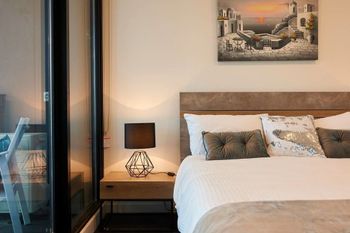Stunning Harbour & City View Loft - Accommodation Brisbane 4