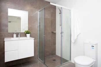 Designer Executive Apartment + Parking Near Train - Accommodation Brisbane 6