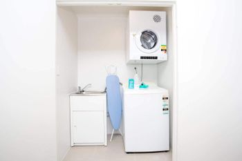 Designer Executive Apartment + Parking Near Train - Accommodation Brisbane 4