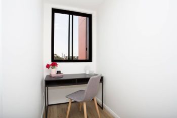 Designer Executive Apartment + Parking Near Train - Accommodation Brisbane 1