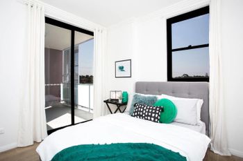Designer Executive Apartment + Parking Near Train - Accommodation Brisbane 2