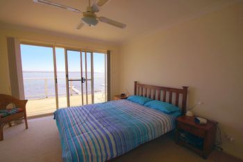 Luxury Waterfront House - Accommodation Brisbane 4