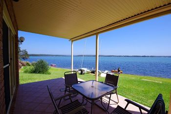 Luxury Waterfront House - Accommodation Brisbane 6