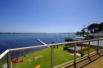 Luxury Waterfront House - Accommodation Brisbane 5