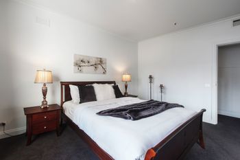 Heart Of Theatre District Pool & Gym - Accommodation Brisbane 6
