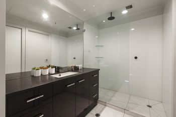 Heart Of Theatre District Pool & Gym - Accommodation Brisbane 2