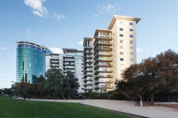 Heart Of Theatre District Pool & Gym - Accommodation Brisbane 3