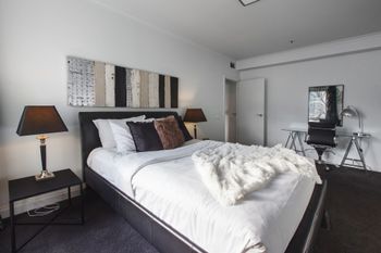 Heart Of Theatre District Pool & Gym - Accommodation Brisbane 4