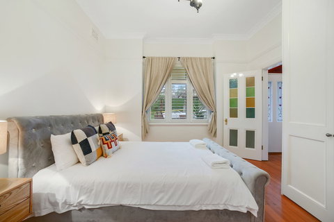 HomeHotel LuxuryHome 500m Crows Nest Shops - Accommodation Brisbane 1
