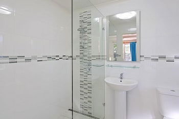 A PERFECT STAY - Clarkes Beach Villa - Accommodation Brisbane 5