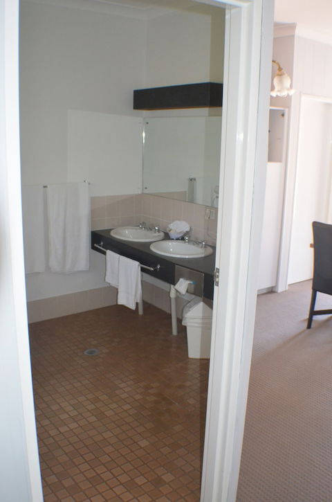 Deer Park Motor Inn - Accommodation Brisbane 5