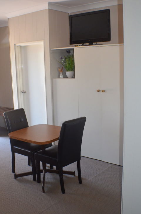 Deer Park Motor Inn - Accommodation Brisbane 4