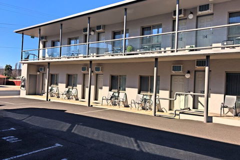 New England Motor Inn - Accommodation Brisbane 2