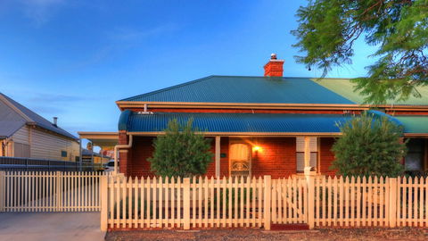 Endeavour Court Motor Inn - Accommodation Brisbane 3