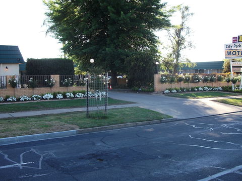 City Park Motel & Apartments - Accommodation Brisbane 0