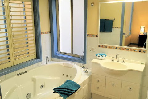 Al Mare Beachfront Retreat - Accommodation Brisbane 5