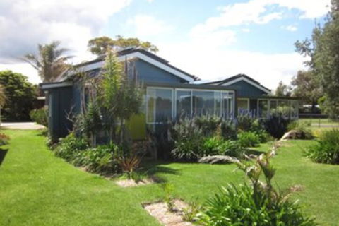 Lakes Waterfront Motel & Holiday Cottages - Accommodation Brisbane 1