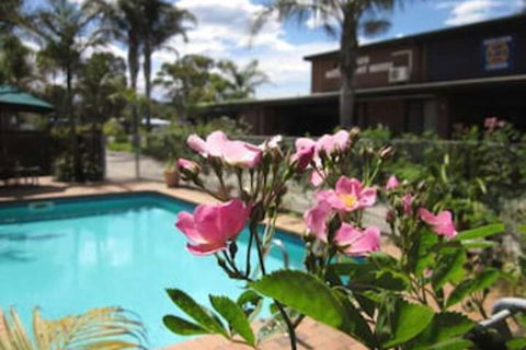 Lakes Waterfront Motel & Holiday Cottages - Accommodation Brisbane 2