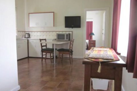 Lakes Waterfront Motel & Holiday Cottages - Accommodation Brisbane 6