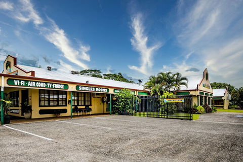 Tropical Lodge - Accommodation Brisbane 4