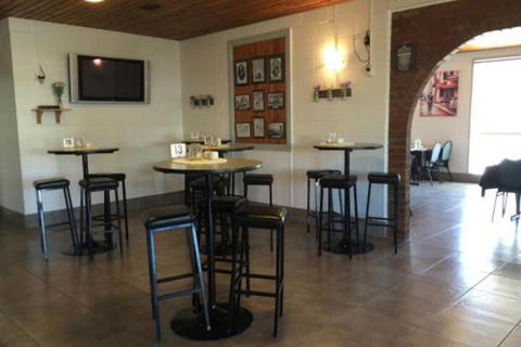 Kings Motor Inn & Steakhouse - Accommodation Brisbane 2